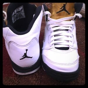 Beautiful gold and white sneakers.. very clean!